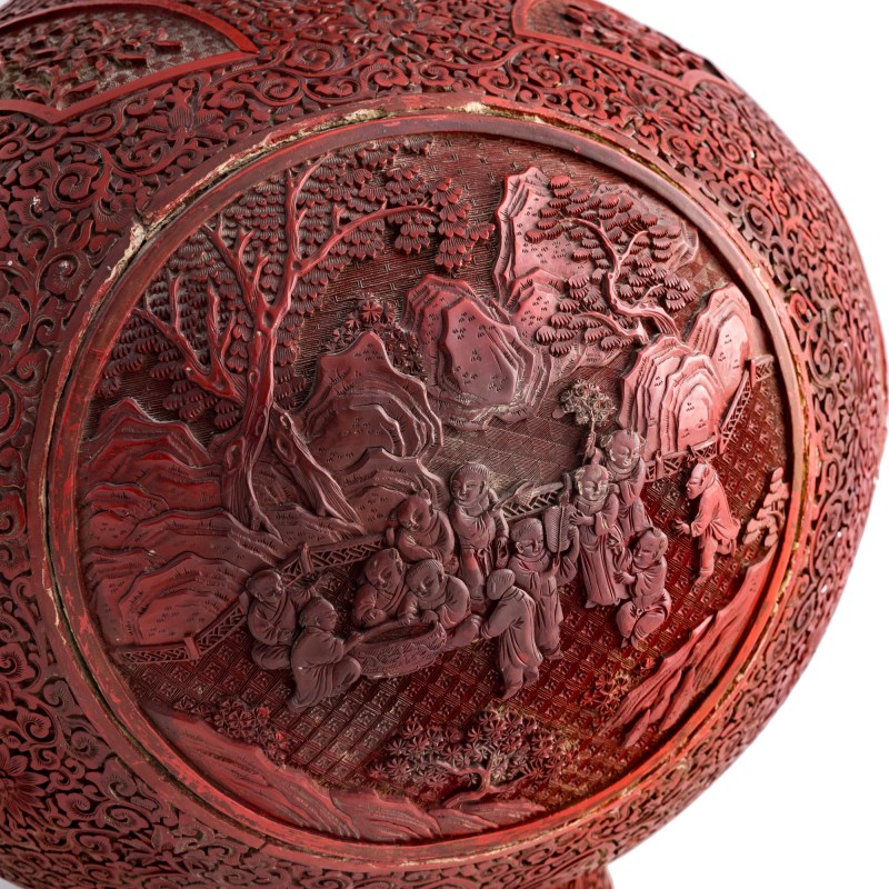 十九世紀早 剔紅嬰戲圖天球瓶 | A Chinese cinnabar 'children playing' tianqiu vase, early 19th century - 图9