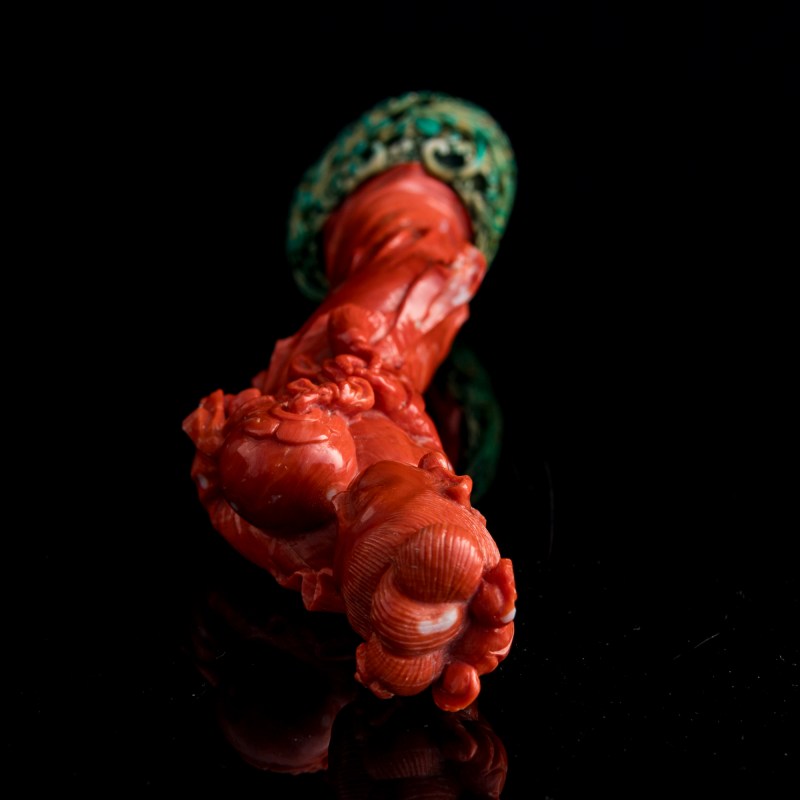 十九世紀 珊瑚雕麻姑獻壽（附座） | A Chinese carved coral figure of Magu carrying a longevity peach, 19th century - 图5