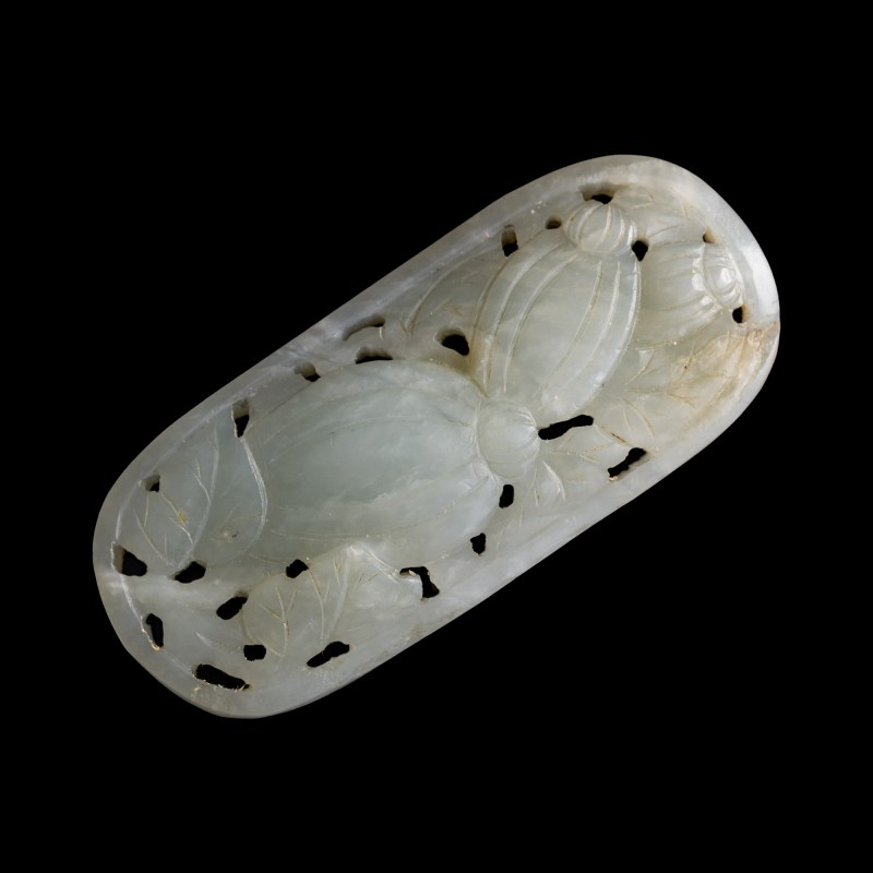 十八/十九世紀 白玉鏤雕瓦頭及福壽紋佩 | A Chinese white jade plaque and a 'fu shou' pendant, 18th/19th century - 图3