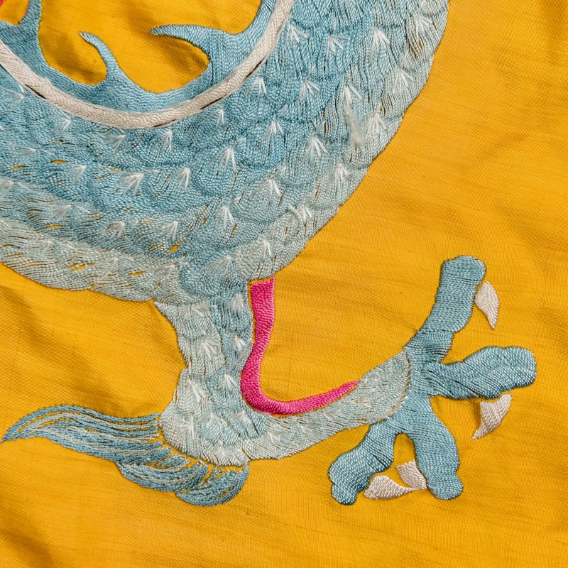十九世紀 緙絲刀馬人物綉片及刺綉龍旗 | A Chinese kesi warrior panel and an embroidered dragon banner, 19th century - 图9