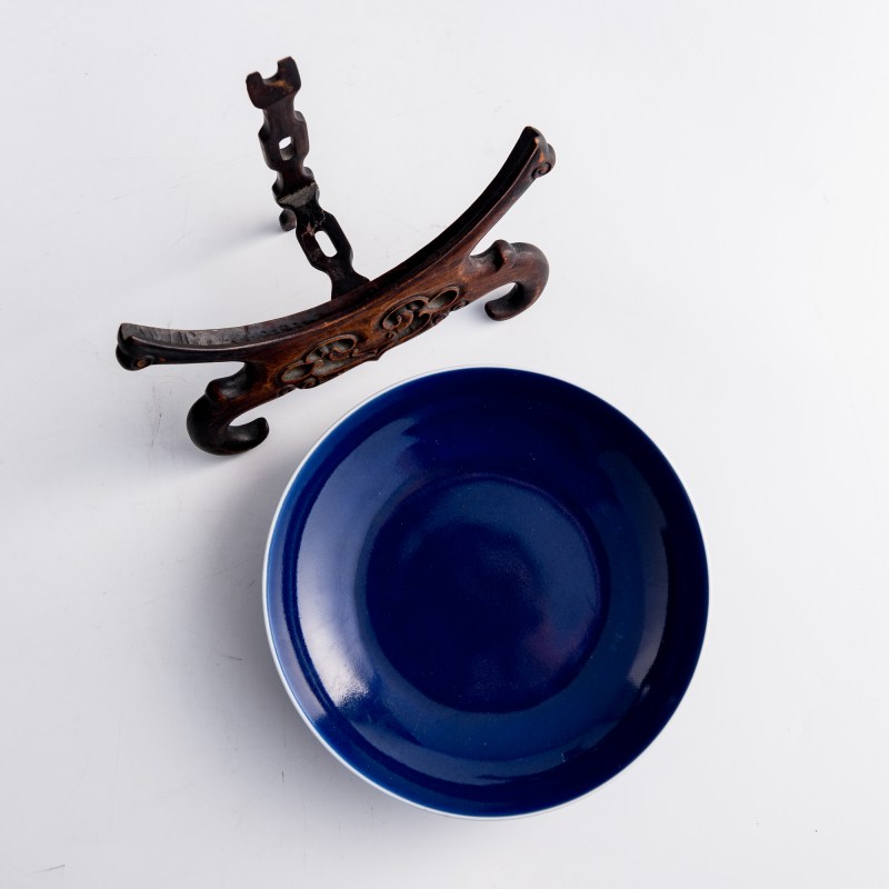 清乾隆 霽藍釉盤（附木座） | A Chinese sacrificial-blue glazed dish, Qianlong period, Qing dynasty - 图4