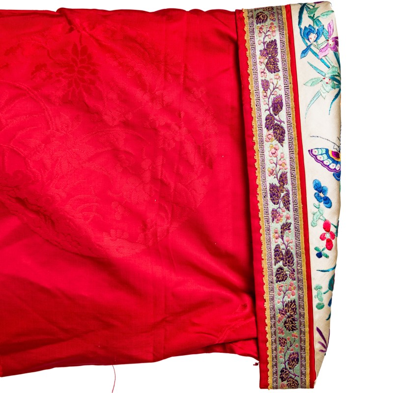 十九世紀 紅綢鑲刺綉花蝶紋女袍 | A Chinese red silk woman's robe embroidered with flowers and butterflies, 19th century - 图9