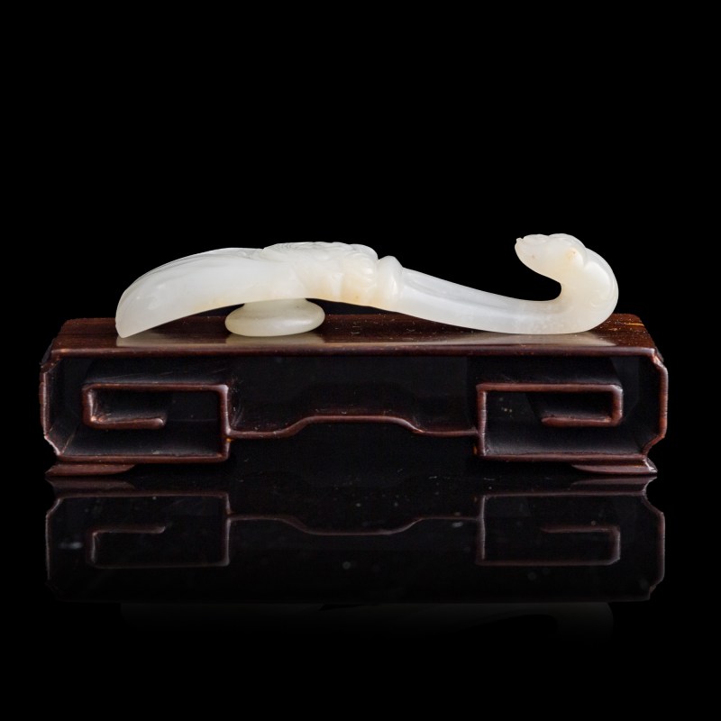 清乾隆 白玉蟬形龍勾（附木座） | A Chinese white jade cicada-form belt hook, Qianlong period, Qing dynasty - 图2