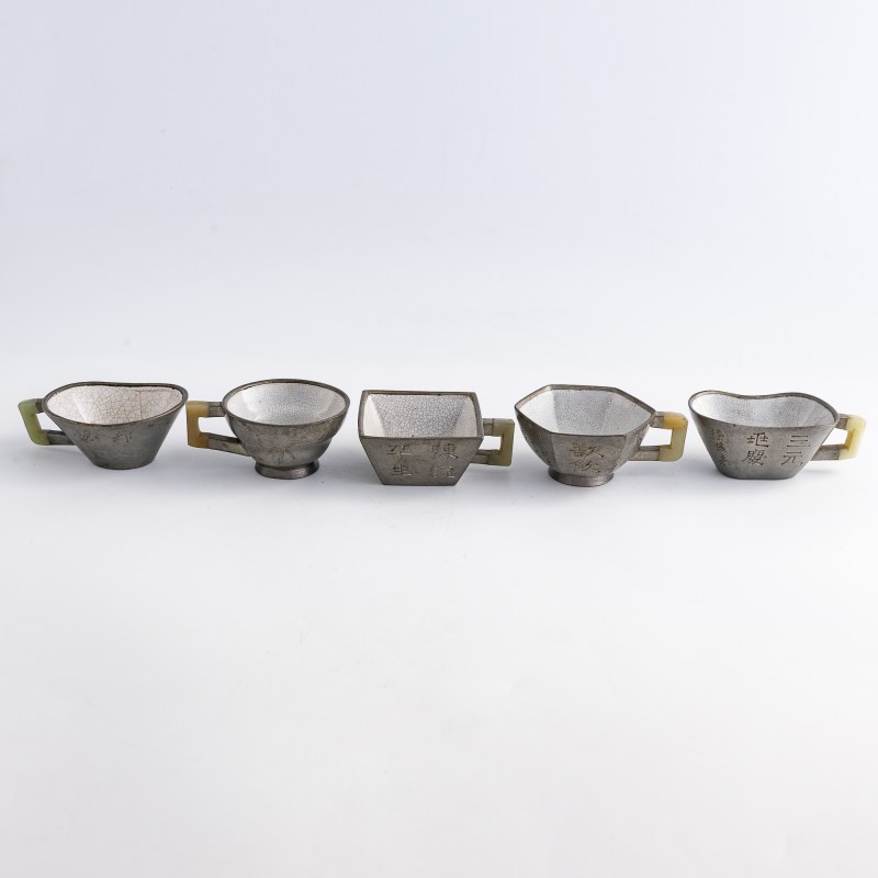 清代/民國 紫砂包錫杯八個 | A collection of Chinese pewter-mounted Yixing cups and trays, Qing/Republic period - 图11