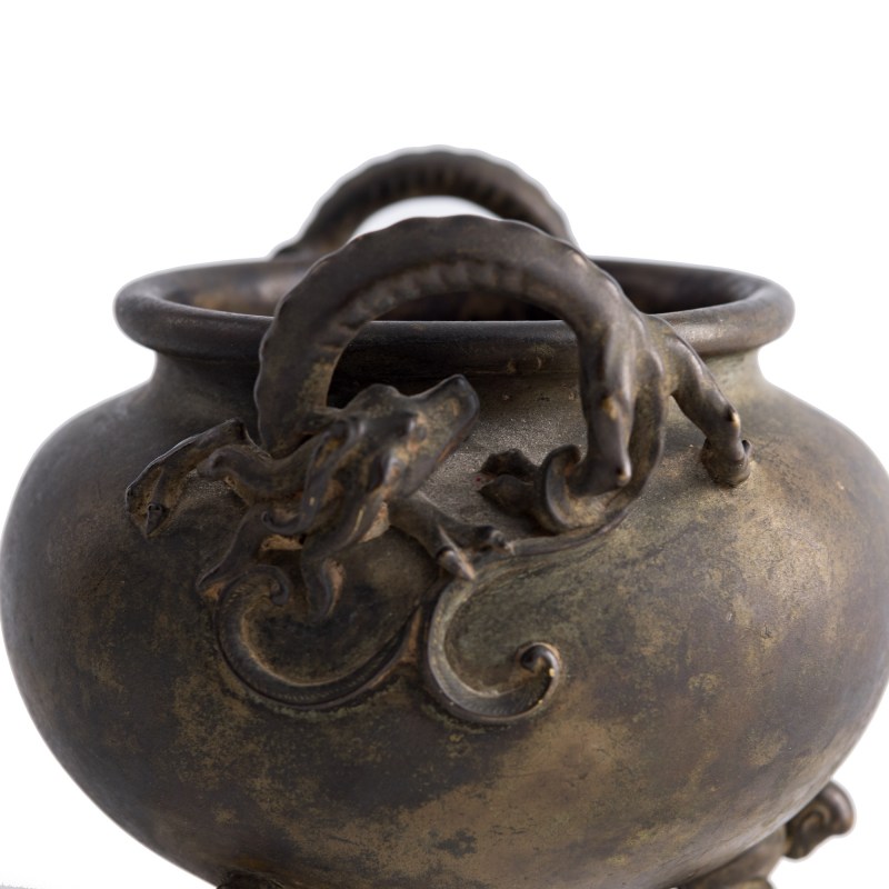 十九世紀早 銅三足螭龍耳爐 | A Chinese bronze tripod censer with 'chilong' handles, early 19th century - 图5