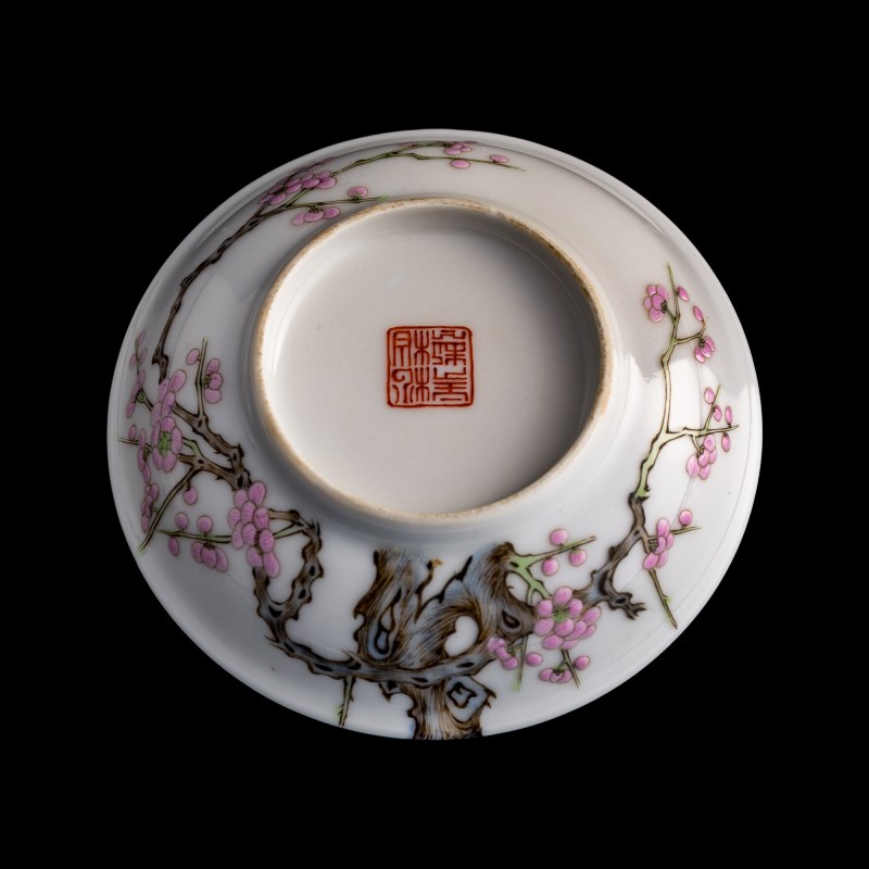 十九世紀早 松柏居制粉彩梅花碟一對 | A pair of Chinese famille rose 'plum blossom' dishes, early 19th century - 图8