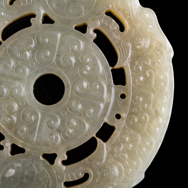 十八世紀 玉雕螭龍紋雙璜璧 | A Chinese carved jade double-huang bi disc with 'chilong', 18th century - 图6