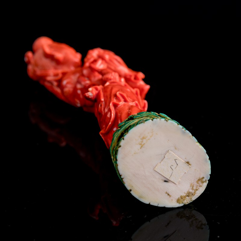 十九世紀 珊瑚雕麻姑獻壽（附座） | A Chinese carved coral figure of Magu carrying a longevity peach, 19th century - 图6