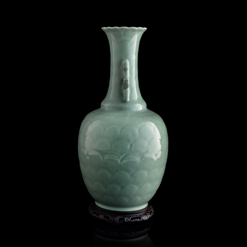 清乾隆 青釉蓮瓣大瓶（附硬木座） | A Chinese celadon-glazed 'lotus-petal' vase, Qianlong period, Qing dynasty - 图4
