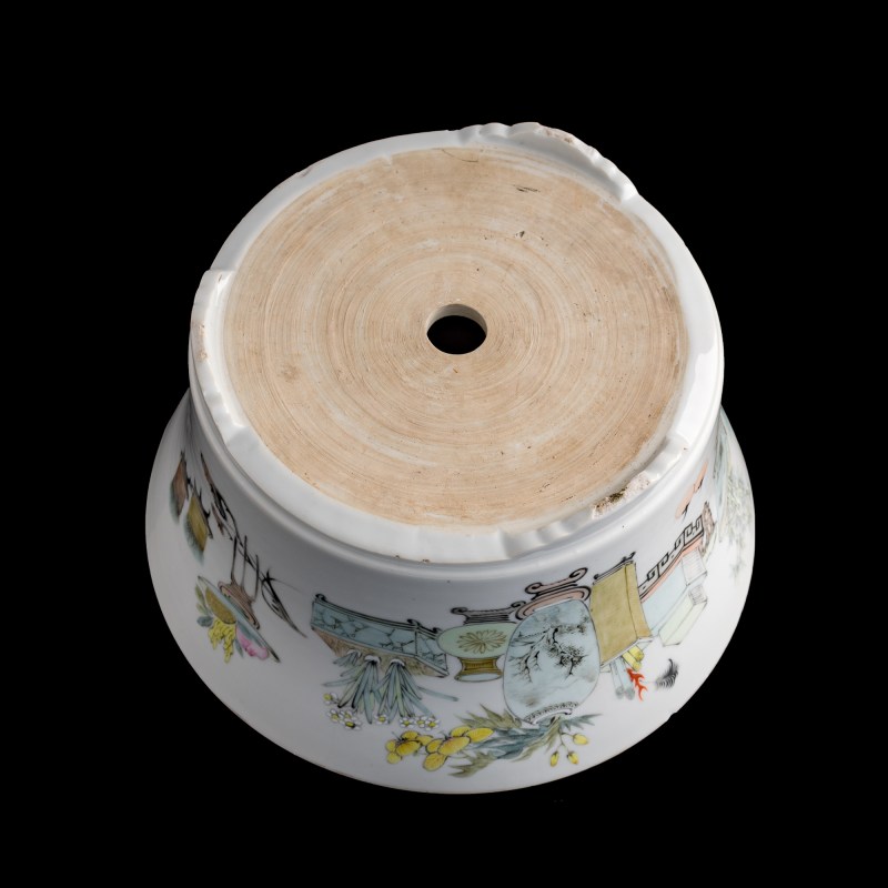 十九世紀晚 淺絳彩博古圖花盆 | A Chinese Qianjiang-enameled 'hundred antiques' jardiniere, late 19th century - 图8