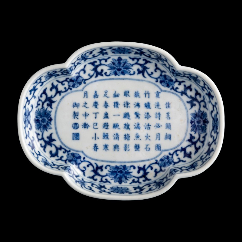 清嘉慶 青花禦題詩文海棠茶托（附錦盒） | A Chinese blue and white quatrefoil-rim saucer with imperial poem, Jiaqing period, Qing dynasty