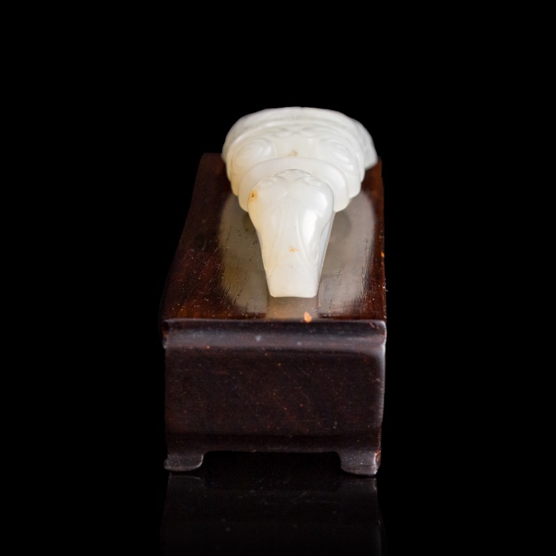 清乾隆 白玉蟬形龍勾（附木座） | A Chinese white jade cicada-form belt hook, Qianlong period, Qing dynasty - 图3