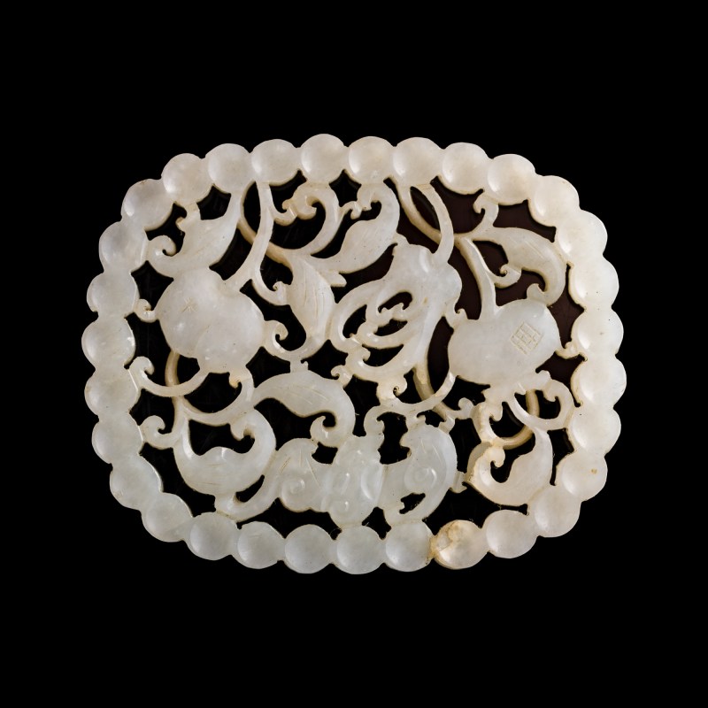 十八/十九世紀 白玉鏤雕瓦頭及福壽紋佩 | A Chinese white jade plaque and a 'fu shou' pendant, 18th/19th century - 图4