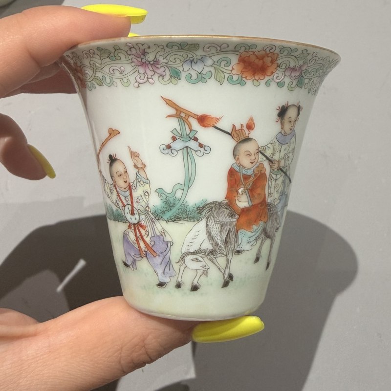 民国 麟趾呈祥款粉彩婴戏图马蹄杯一对 - 图9