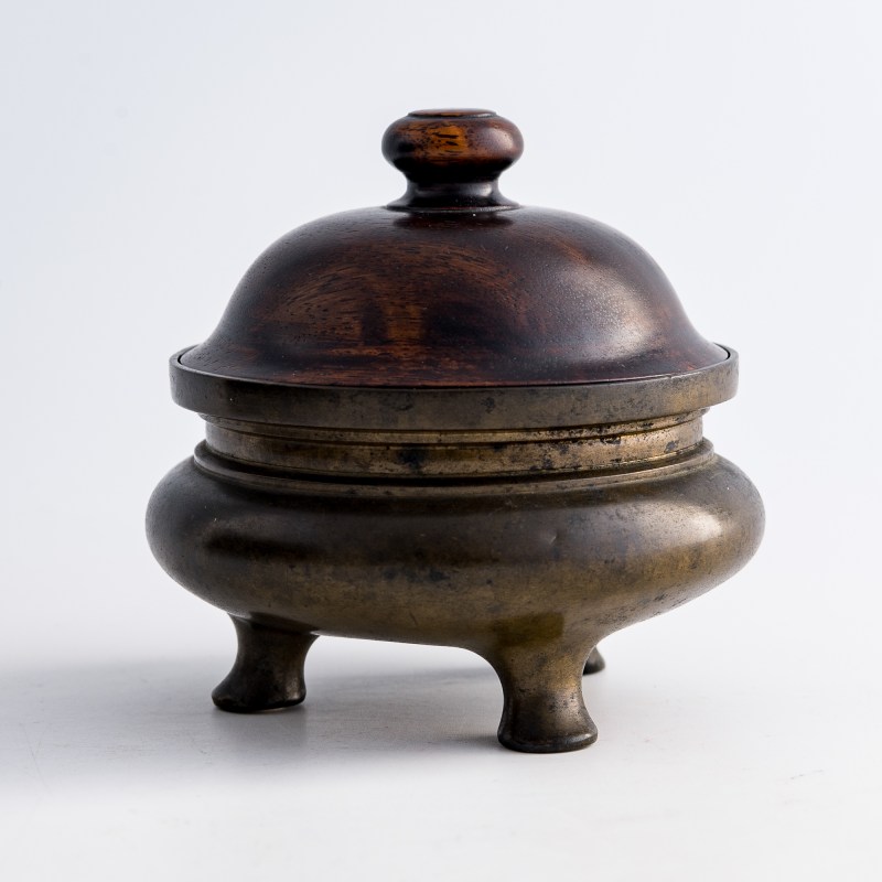 十八世紀 銅鬲式爐（附硬木蓋） | A Chinese bronze li-form censer, 18th century - 图2