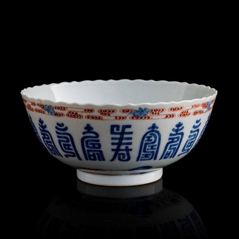 十九世紀早 青花加彩福山壽海碗 | A Chinese blue and polychrome-enameled 'fu shou' bowl, early 19th century - 图1
