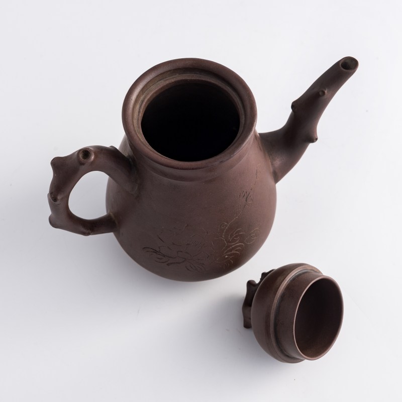 清代/民國 雲石刻、蓮生及彭年款紫砂刻花卉詩文壺 | A Chinese Yixing zisha 'floral' and 'inscription' teapot, Qing dynasty/Republic period - 图7