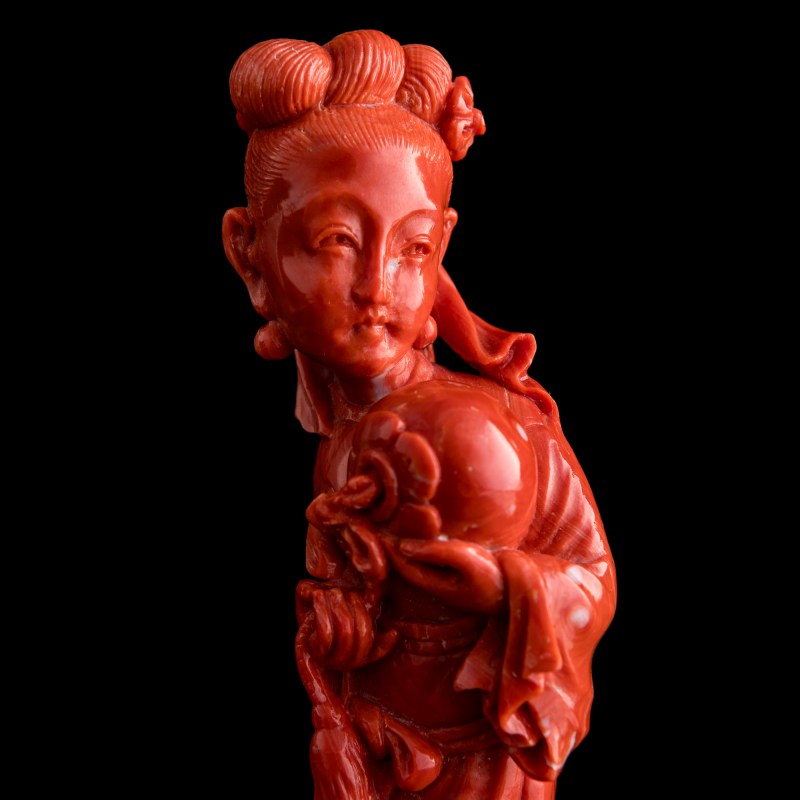 十九世紀 珊瑚雕麻姑獻壽（附座） | A Chinese carved coral figure of Magu carrying a longevity peach, 19th century - 图7