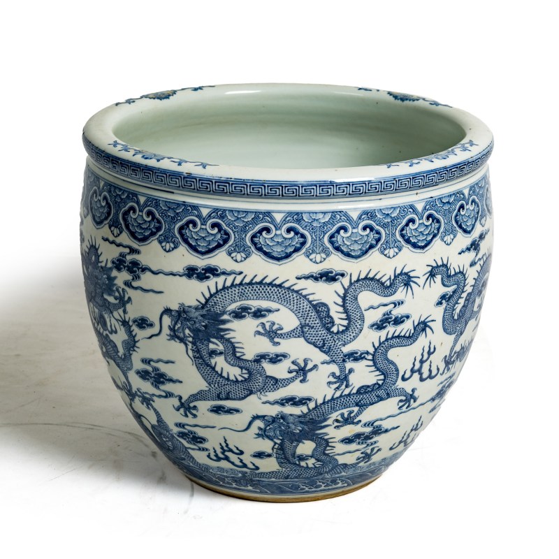 十九世紀 青花雲龍紋缸一對 | A pair of Chinese blue and white 'cloud and dragon' jardinieres, 19th century - 图10