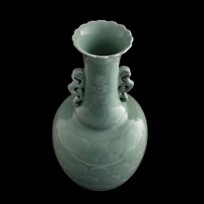 清乾隆 青釉蓮瓣大瓶（附硬木座） | A Chinese celadon-glazed 'lotus-petal' vase, Qianlong period, Qing dynasty - 图5