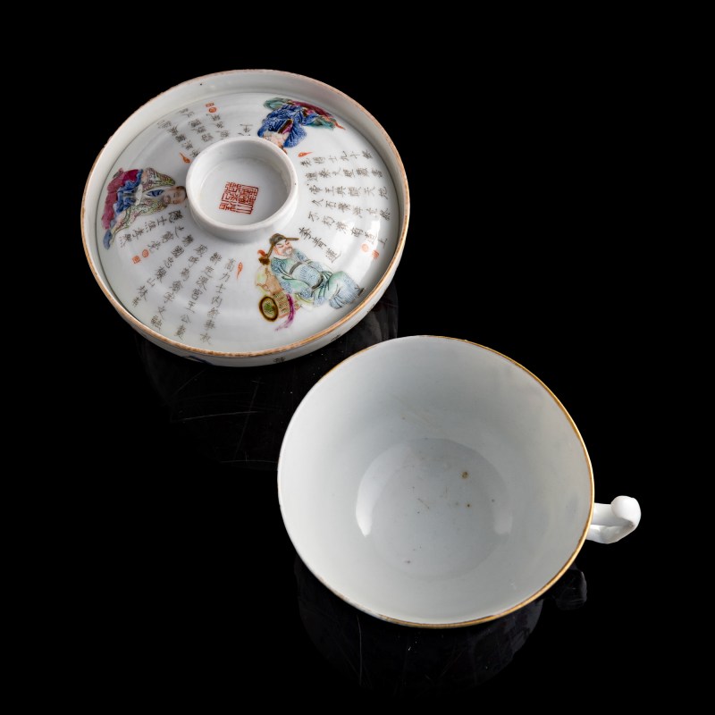 十九世紀早 粉彩人物把杯及蓋碗 | A Chinese famille rose figural handled cup and covered bowl, early 19th century - 图8