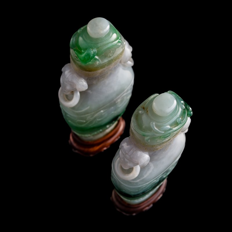清代 翡翠環耳蓋瓶一對（附原配老錦盒及硬木座） | A pair of Chinese jadeite covered vases, Qing dynasty - 图7