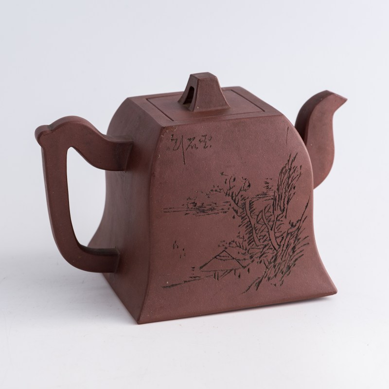 民國 雲石刻、安吉款紫砂鐘形方壺 | A Chinese Yixing zisha bell-form teapot, carved by Yunshi, Republic period - 图4