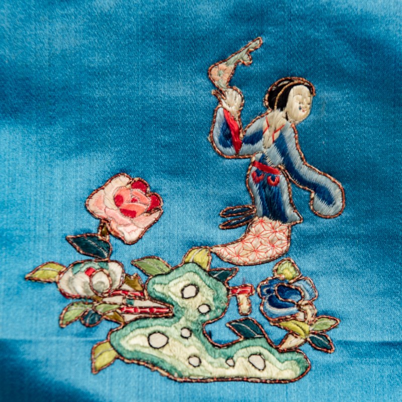 十九世紀晚 湖藍緞地粵綉庭院人物女褂 | A Chinese pale blue satin Canton-embroidered figural woman's jacket, late 19th century - 图8