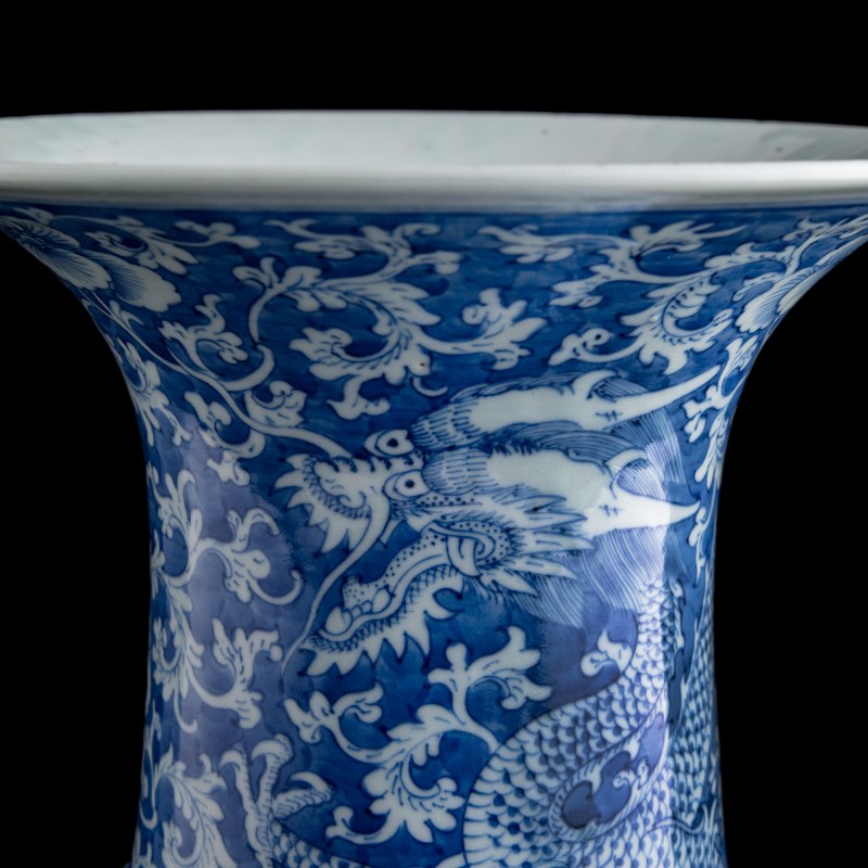 十九世紀早 青花留白纏枝花卉花觚 | A Chinese blue and white floral gu vase, early 19th century - 图8
