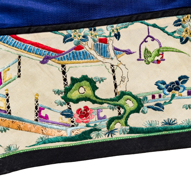 十九世紀 藍地刺綉人物女褂 | A Chinese blue-ground embroidered figural woman's jacket, 19th century - 图7