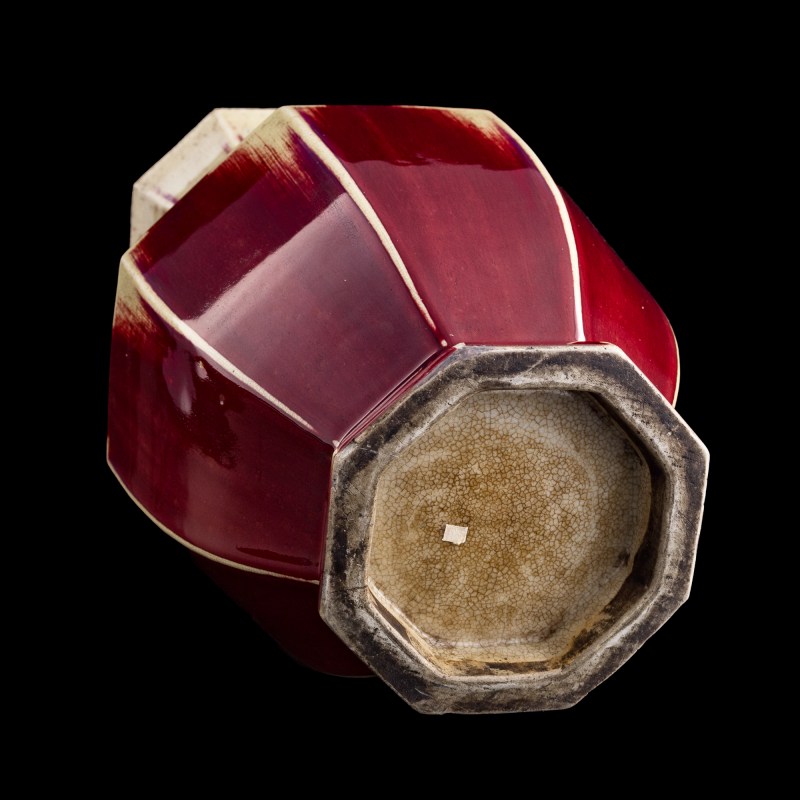 十九世紀 紅釉八方瓶 | A Chinese red-glazed octagonal vase, 19th century - 图7