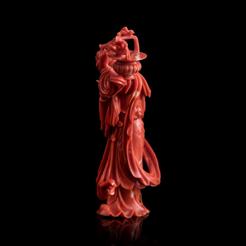 二十世紀早 珊瑚雕仕女像 | A Chinese carved coral figure of a court lady, early 20th century - 图2