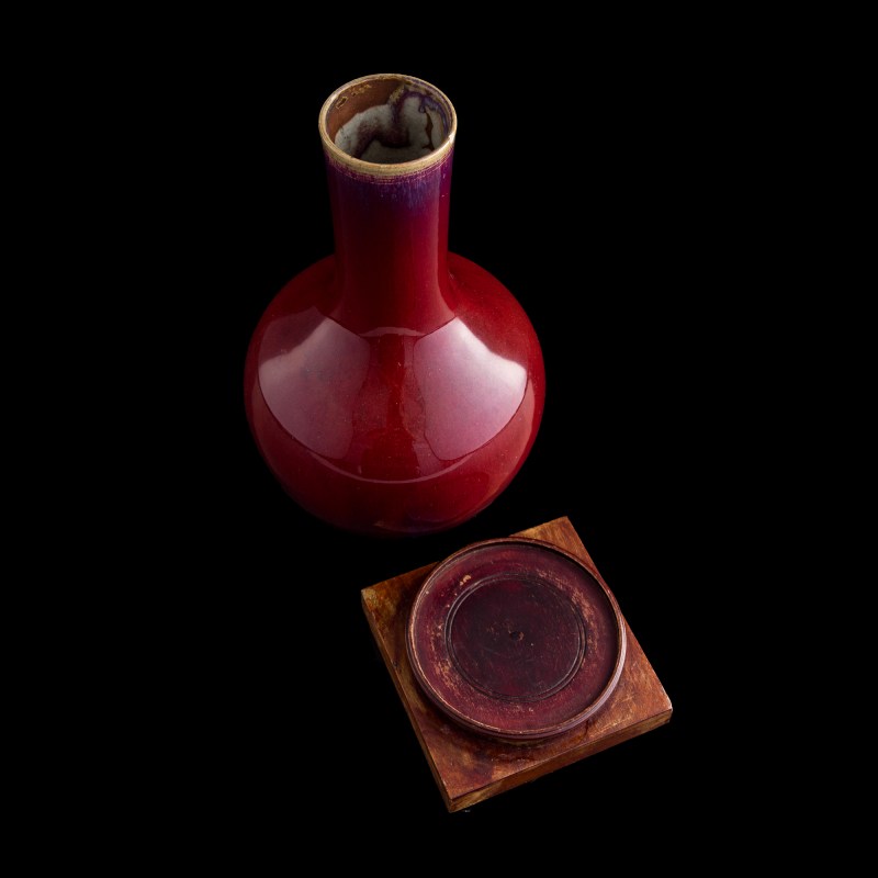 十九世紀早 窑變釉天球瓶（附硬木座） | A Chinese flambe-glazed tianqiuping vase, early 19th century - 图5