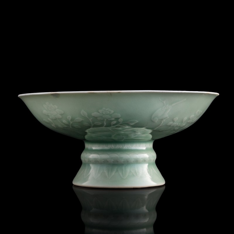 清雍正 豆青釉印花高足碗 | A Chinese celadon-glazed 'flower' stem bowl, Yongzheng period, Qing dynasty - 图4