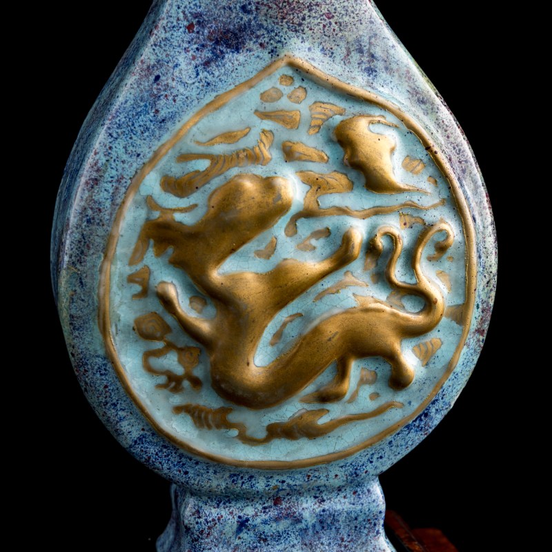 十九世紀早 古銅彩螭龍紋瓶（附木座） | A Chinese archaistic bronze-glazed 'chilong' vase, early 19th century - 图8