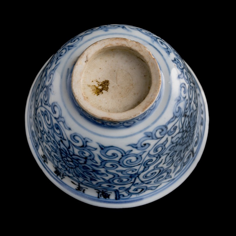明代晚期 青花纏枝蓮杯（附硬木座） | A Chinese blue and white 'lotus scroll' cup, late Ming dynasty - 图7