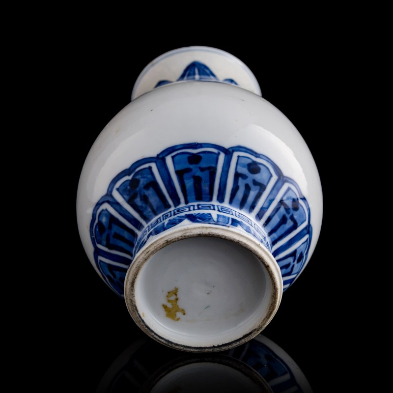 清康熙 青花琵琶尊 | A Chinese blue and white pipa-form zun vase, Kangxi period, Qing dynasty - 图8