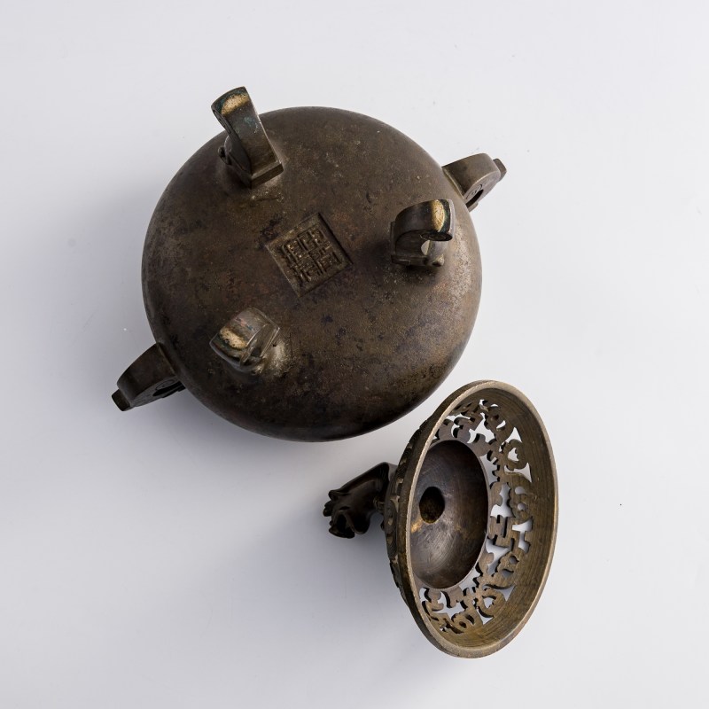 十八世紀 玉堂清玩款銅獅鈕熏爐 | A Chinese bronze lion-finial covered censer, 18th century - 图8