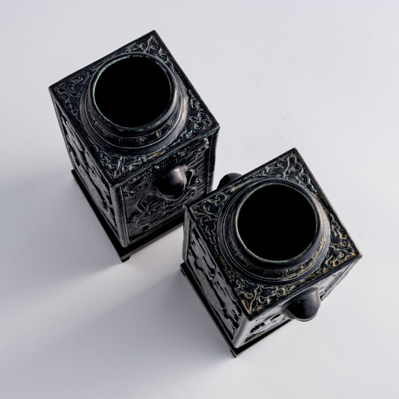 民國 古銅彩饕餮紋象耳琮瓶一對（附木座） | A pair of Chinese archaistic bronze-glazed 'taotie' cong-form vases, Republic period - 图9