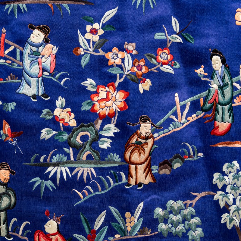 十九世紀 藍地刺綉人物女褂 | A Chinese blue-ground embroidered figural woman's jacket, 19th century - 图5