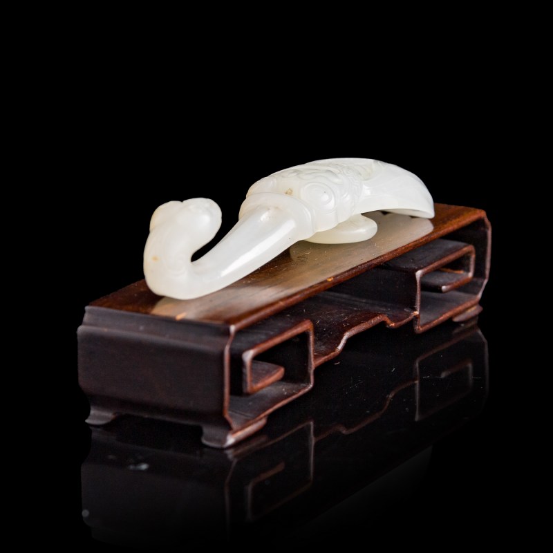 清乾隆 白玉蟬形龍勾（附木座） | A Chinese white jade cicada-form belt hook, Qianlong period, Qing dynasty - 图4