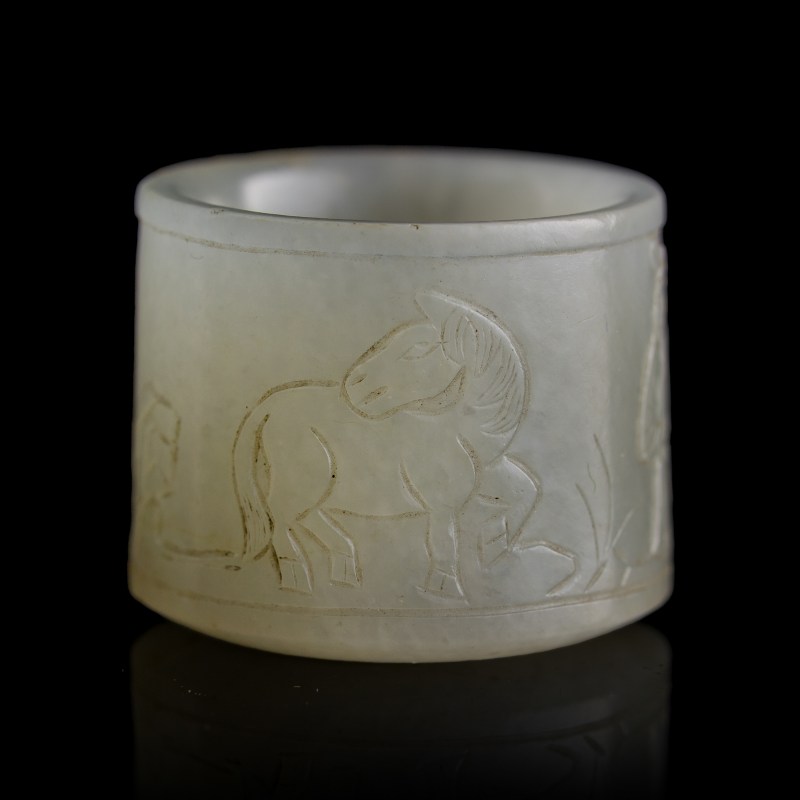 十九世紀 白玉雕人物扳指 | A Chinese white jade 'figural' archer's ring, 19th century - 图1