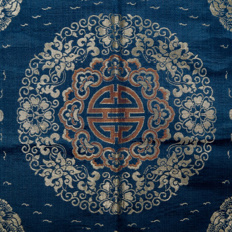 十九世紀 藏青地織錦山水樓閣桌面 | A Chinese dark blue brocade landscape table cover, 19th century - 图3