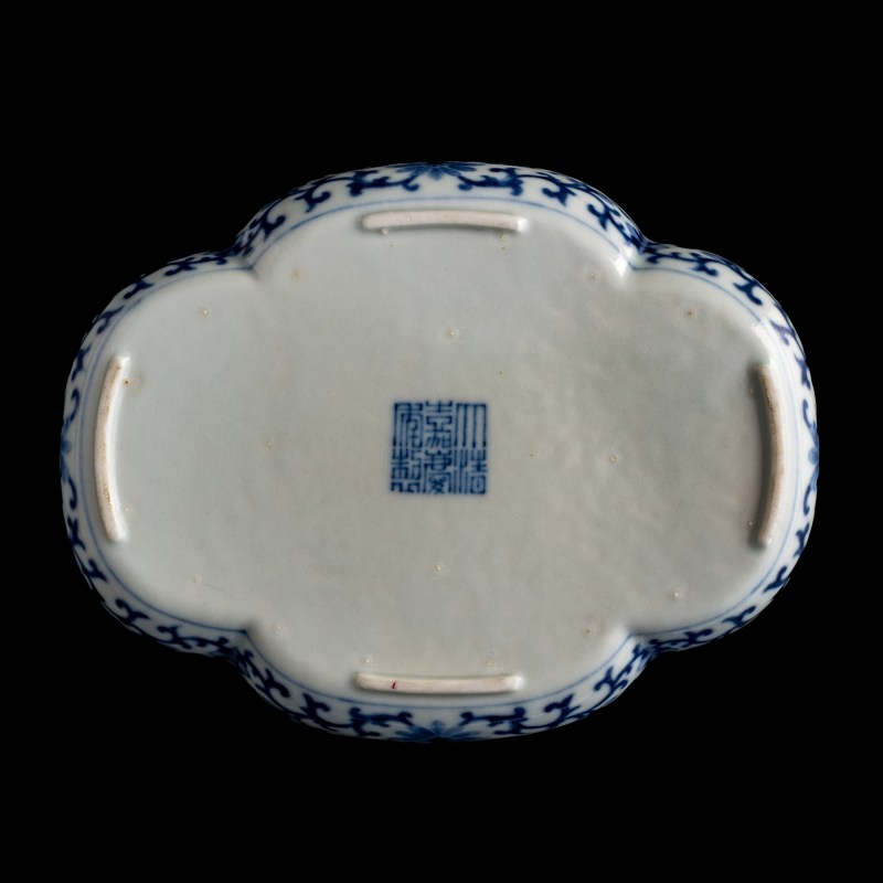 清嘉慶 青花禦題詩文海棠茶托（附錦盒） | A Chinese blue and white quatrefoil-rim saucer with imperial poem, Jiaqing period, Qing dynasty - 图2