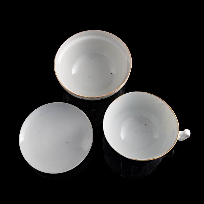 十九世紀早 粉彩人物把杯及蓋碗 | A Chinese famille rose figural handled cup and covered bowl, early 19th century - 图9