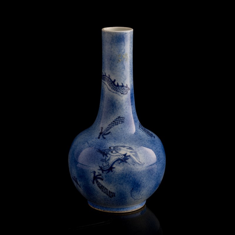十九世紀 青花雲龍紋瓶 | A Chinese blue and white 'dragon and clouds' vase, 19th century - 图1