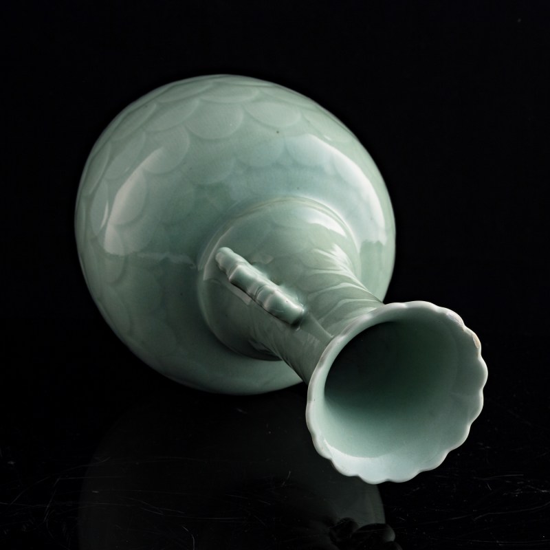 清乾隆 青釉蓮瓣大瓶（附硬木座） | A Chinese celadon-glazed 'lotus-petal' vase, Qianlong period, Qing dynasty - 图6