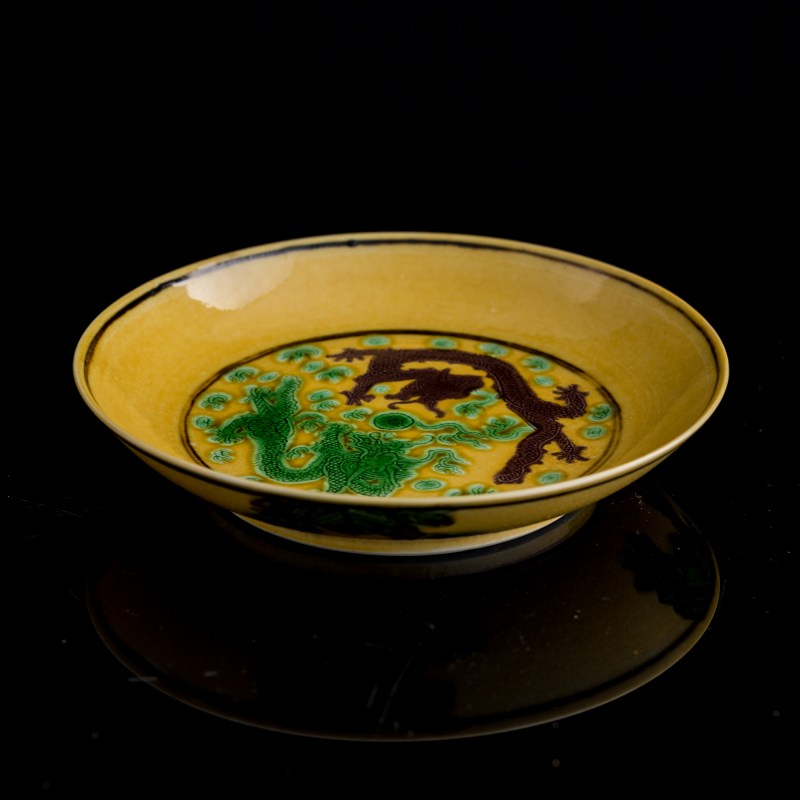 清光緒 黃地三彩龍紋盤（附錦盒） | A Chinese yellow-ground sancai 'dragon' dish, Guangxu period, Qing dynasty - 图4