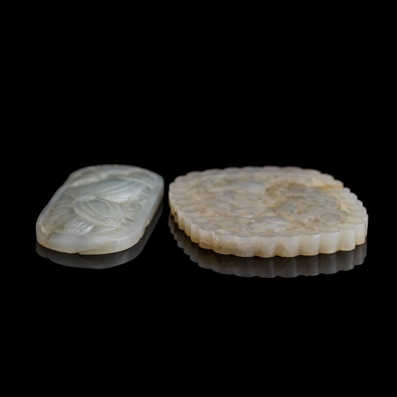 十八/十九世紀 白玉鏤雕瓦頭及福壽紋佩 | A Chinese white jade plaque and a 'fu shou' pendant, 18th/19th century - 图5