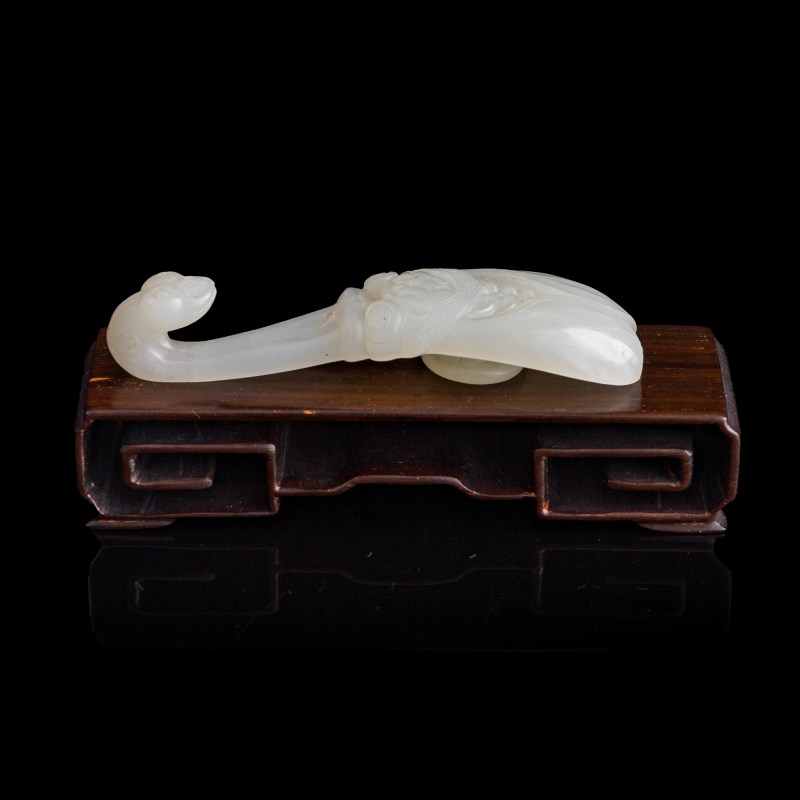 清乾隆 白玉蟬形龍勾（附木座） | A Chinese white jade cicada-form belt hook, Qianlong period, Qing dynasty - 图5